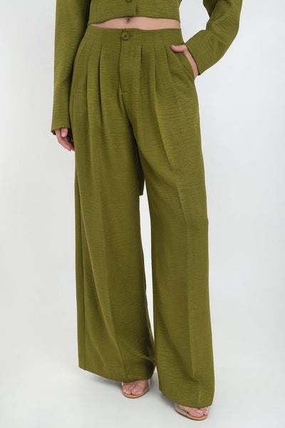 Pantalón fluido de cintura alta con pretina y trabillas, fit wide leg, pinzas frontales, bolsillos delanteros, detalle de raya frontal y posterior. Cierre frontal con botón y cremallera oculta.