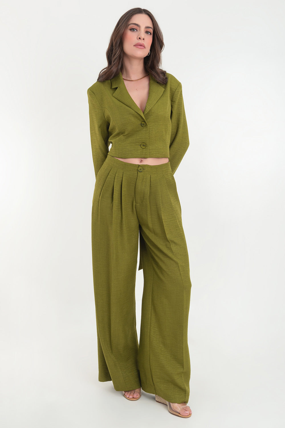 Pantalón fluido de cintura alta con pretina y trabillas, fit wide leg, pinzas frontales, bolsillos delanteros, detalle de raya frontal y posterior. Cierre frontal con botón y cremallera oculta.