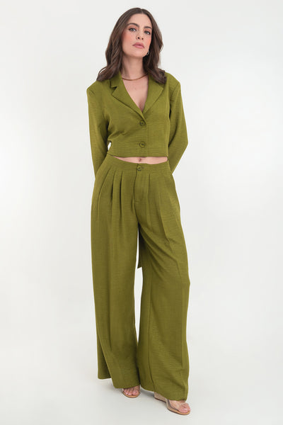 Pantalón fluido de cintura alta con pretina y trabillas, fit wide leg, pinzas frontales, bolsillos delanteros, detalle de raya frontal y posterior. Cierre frontal con botón y cremallera oculta.