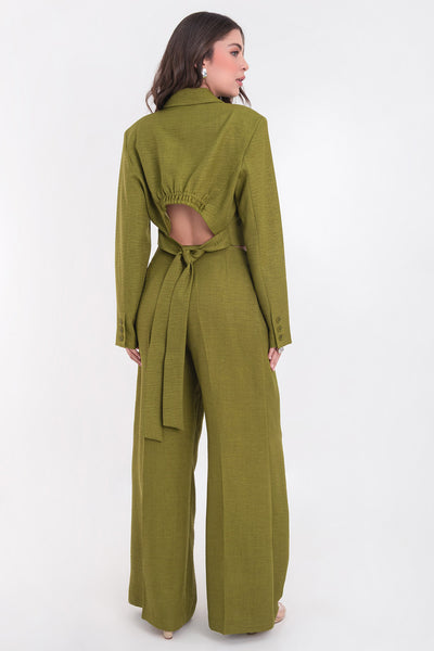Pantalón fluido de cintura alta con pretina y trabillas, fit wide leg, pinzas frontales, bolsillos delanteros, detalle de raya frontal y posterior. Cierre frontal con botón y cremallera oculta.