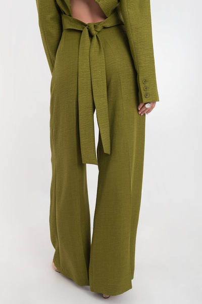 Pantalón fluido de cintura alta con pretina y trabillas, fit wide leg, pinzas frontales, bolsillos delanteros, detalle de raya frontal y posterior. Cierre frontal con botón y cremallera oculta.