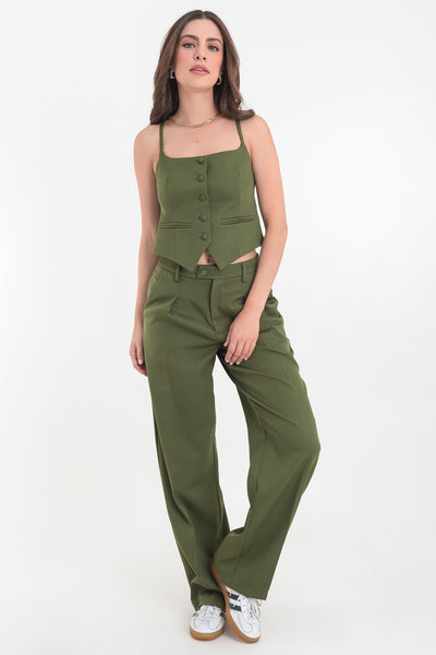 Pantalón de fit wide leg, cintura alta con pretina y trabillas, pinzas frontales, bolsillos delanteros, vivo decorativo posterior, cierre frontal con cremallera oculta y botón forrado. Detalle de raya frontal y posterior. 