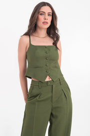 Pantalón de fit wide leg, cintura alta con pretina y trabillas, pinzas frontales, bolsillos delanteros, vivo decorativo posterior, cierre frontal con cremallera oculta y botón forrado. Detalle de raya frontal y posterior. 