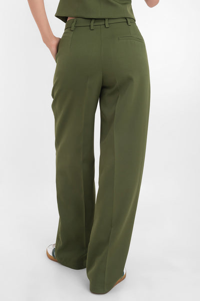 Pantalón de fit wide leg, cintura alta con pretina y trabillas, pinzas frontales, bolsillos delanteros, vivo decorativo posterior, cierre frontal con cremallera oculta y botón forrado. Detalle de raya frontal y posterior. 