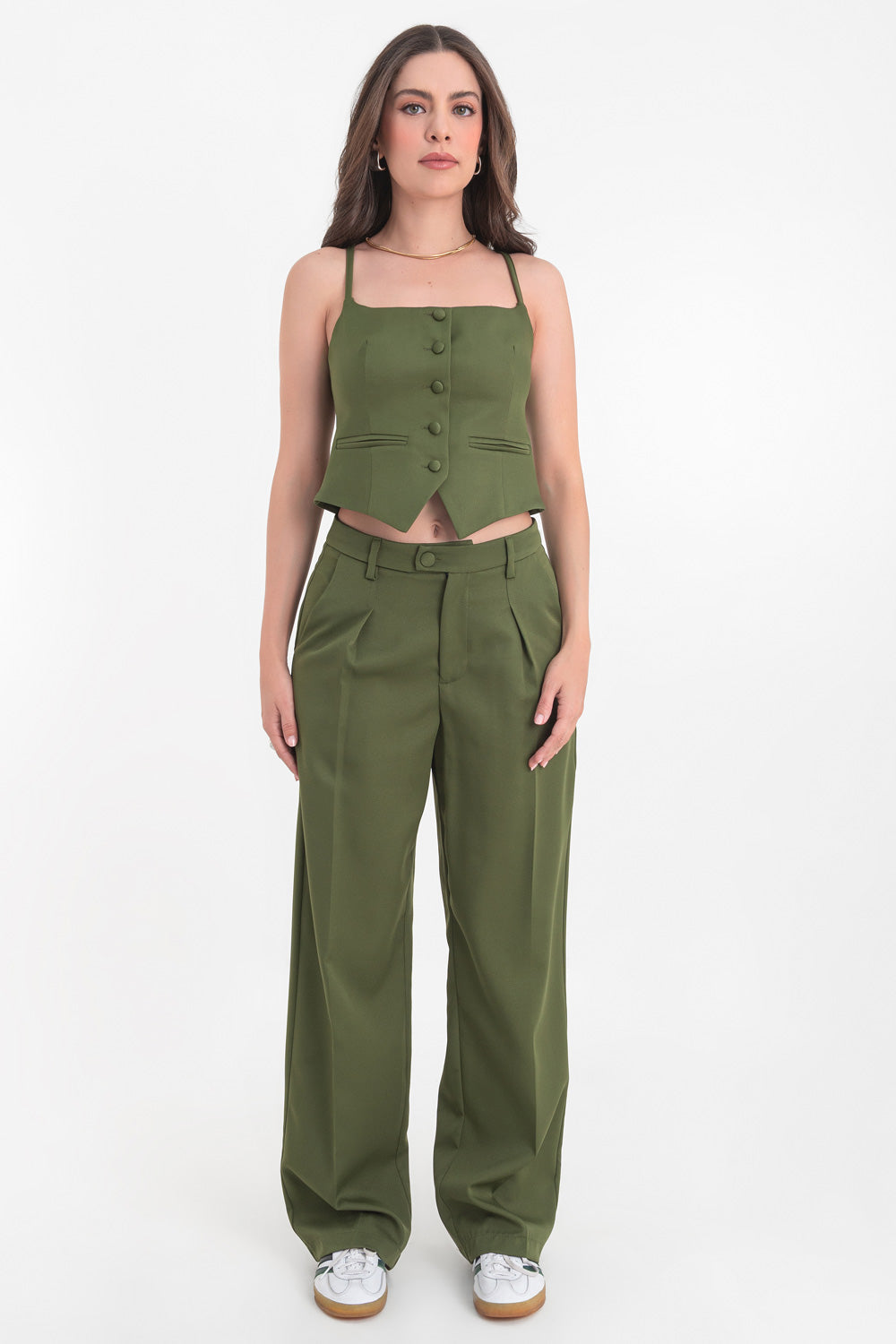 Pantalón de fit wide leg, cintura alta con pretina y trabillas, pinzas frontales, bolsillos delanteros, vivo decorativo posterior, cierre frontal con cremallera oculta y botón forrado. Detalle de raya frontal y posterior. 