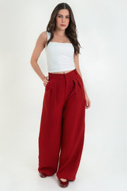 Pantalón de fit wide leg, pinzas frontales, cintura alta con pretina y trabillas, bolsillos delanteros, cierre frontal con broche y cremallera ocultos.