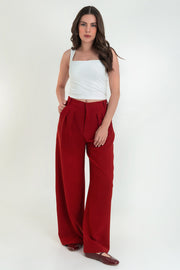 Pantalón de fit wide leg, pinzas frontales, cintura alta con pretina y trabillas, bolsillos delanteros, cierre frontal con broche y cremallera ocultos.