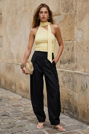 Pantalón de fit barrel, cintura alta con pretina, pinzas con detalle decorativo frontal, bolsillos delanteros, cierre frontal con broche y cremallera ocultos.