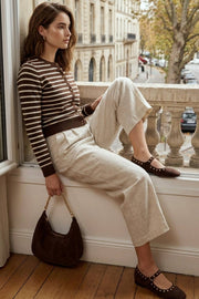 Pantalón de fit culotte, con pinzas al frente, pretina con botón y trabillas para cinturón. Con cintura elástica.&nbsp;