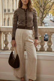Pantalón de fit culotte, con pinzas al frente, pretina con botón y trabillas para cinturón. Con cintura elástica.&nbsp;