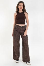 Pantalón de denim, estampado animal, fit wide leg, cintura alta con pretina y trabillas, bolsillos delanteros y traseros de parche. Cierre frontal con botón y cremallera oculta.