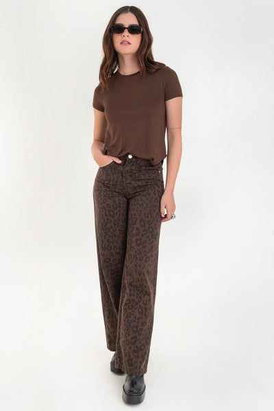 Pantalón de denim, estampado animal, fit wide leg, cintura alta con pretina y trabillas, bolsillos delanteros y traseros de parche. Cierre frontal con botón y cremallera oculta.