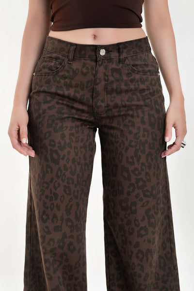 Pantalón de denim, estampado animal, fit wide leg, cintura alta con pretina y trabillas, bolsillos delanteros y traseros de parche. Cierre frontal con botón y cremallera oculta.