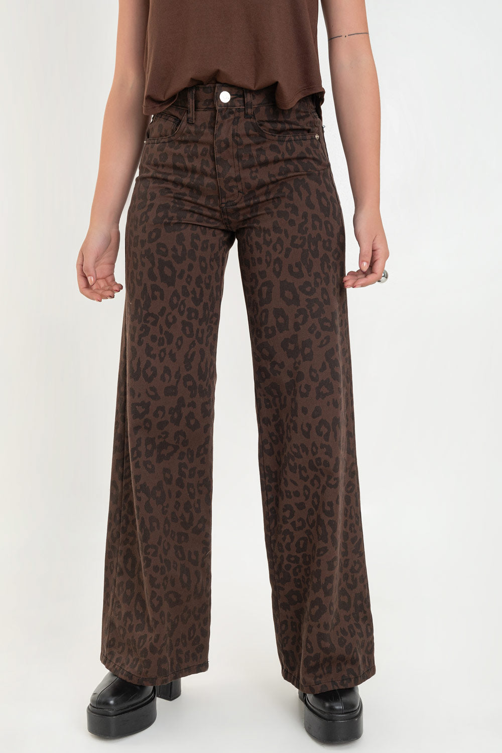 Pantalón de denim, estampado animal, fit wide leg, cintura alta con pretina y trabillas, bolsillos delanteros y traseros de parche. Cierre frontal con botón y cremallera oculta.
