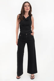 Pantalón de denim, fit cropped flare, cintura alta, bolsillos delanteros con botón y traseros de parche. Cierre frontal con botón en contraste y cremallera oculta.