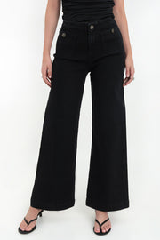 Pantalón de denim, fit cropped flare, cintura alta, bolsillos delanteros con botón y traseros de parche. Cierre frontal con botón en contraste y cremallera oculta.