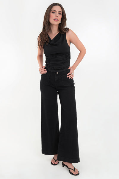 Pantalón de denim, fit cropped flare, cintura alta, bolsillos delanteros con botón y traseros de parche. Cierre frontal con botón en contraste y cremallera oculta.