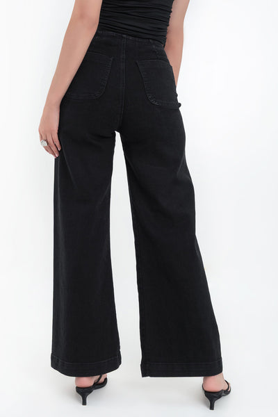 Pantalón de denim, fit cropped flare, cintura alta, bolsillos delanteros con botón y traseros de parche. Cierre frontal con botón en contraste y cremallera oculta.