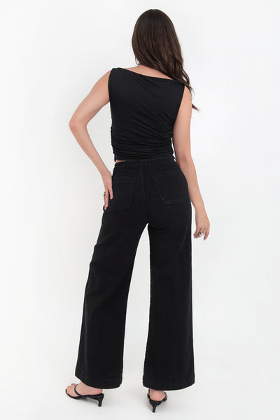 Pantalón de denim, fit cropped flare, cintura alta, bolsillos delanteros con botón y traseros de parche. Cierre frontal con botón en contraste y cremallera oculta.