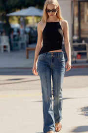 Pantalón ajustado de denim, fit flare, cintura alta con pretina y trabillas, bolsillos delanteros y traseros de parche, detalle de costura frontal decorativa en contraste, cierre frontal con cremallera y botón en contraste.
