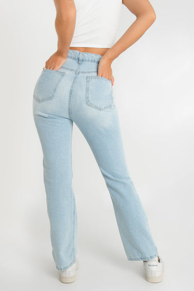 Pantalón de denim, fit recto, cintura alta con pretina, trabillas, bolsillos delanteros y traseros de parche. Cierre frontal con botón y cremallera oculta. Detalle frontal de rotos.