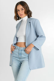 Pantalón de denim, fit recto, cintura alta con pretina, trabillas, bolsillos delanteros y traseros de parche. Cierre frontal con botón y cremallera oculta. Detalle frontal de rotos.