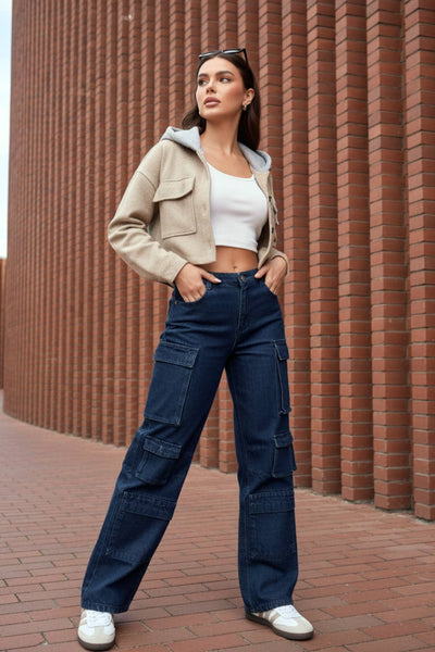 Pantalón de denim multipocket, fit recto, cintura alta con pretina y trabillas, bolsillos delanteros, laterales cargo con cartera y traseros decorativos con cartera. Cierre frontal con cremallera y botón en contraste.