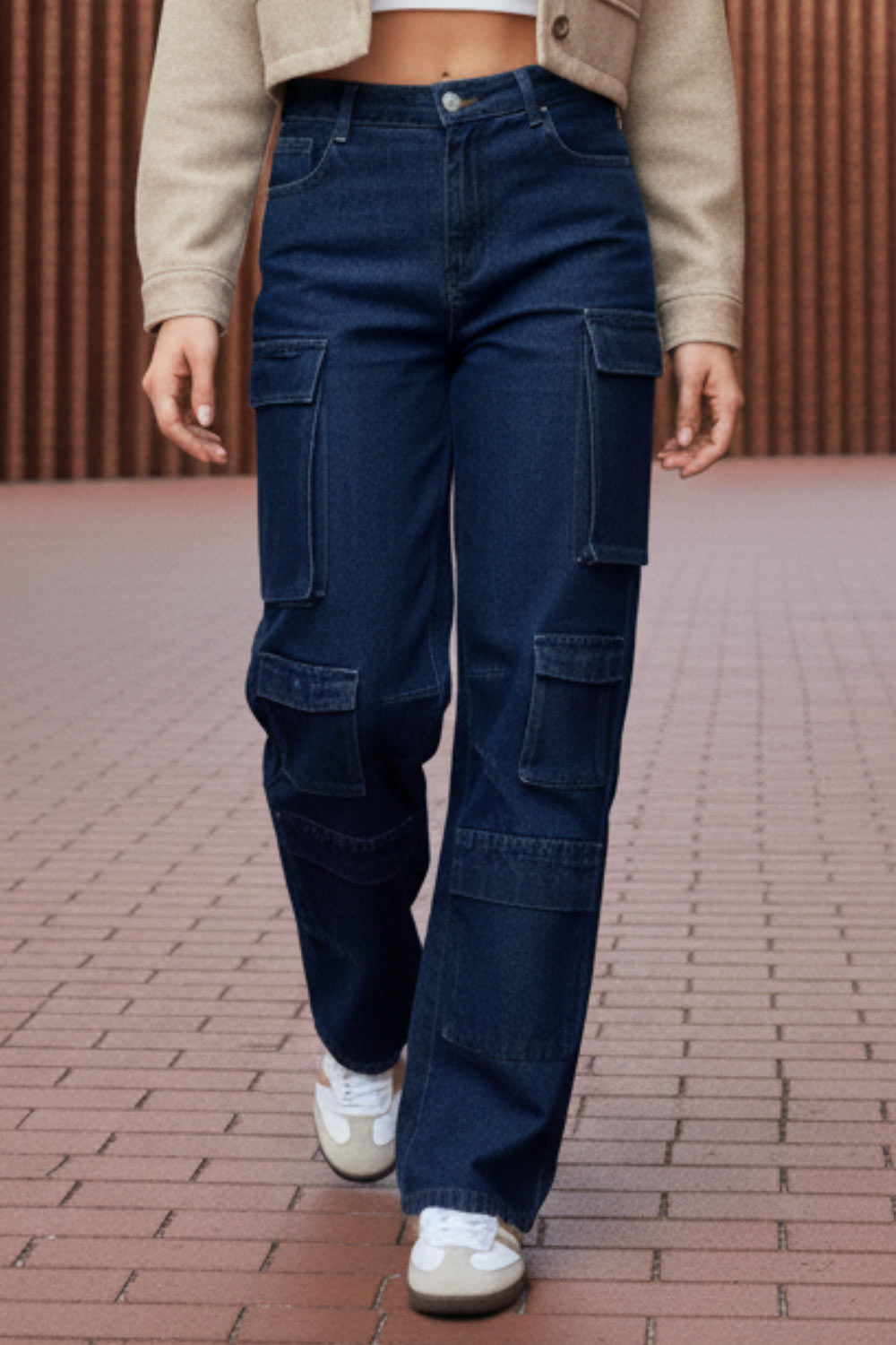 Pantalón de denim multipocket, fit recto, cintura alta con pretina y trabillas, bolsillos delanteros, laterales cargo con cartera y traseros decorativos con cartera. Cierre frontal con cremallera y botón en contraste.
