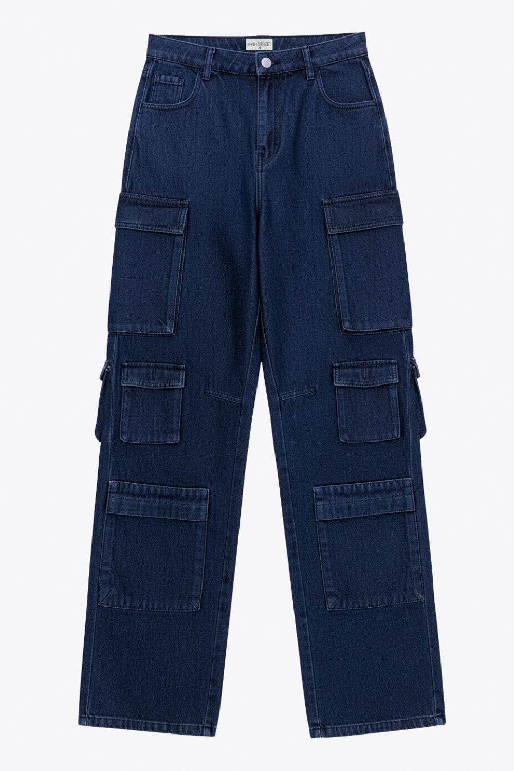 Pantalón de denim multipocket, fit recto, cintura alta con pretina y trabillas, bolsillos delanteros, laterales cargo con cartera y traseros decorativos con cartera. Cierre frontal con cremallera y botón en contraste.