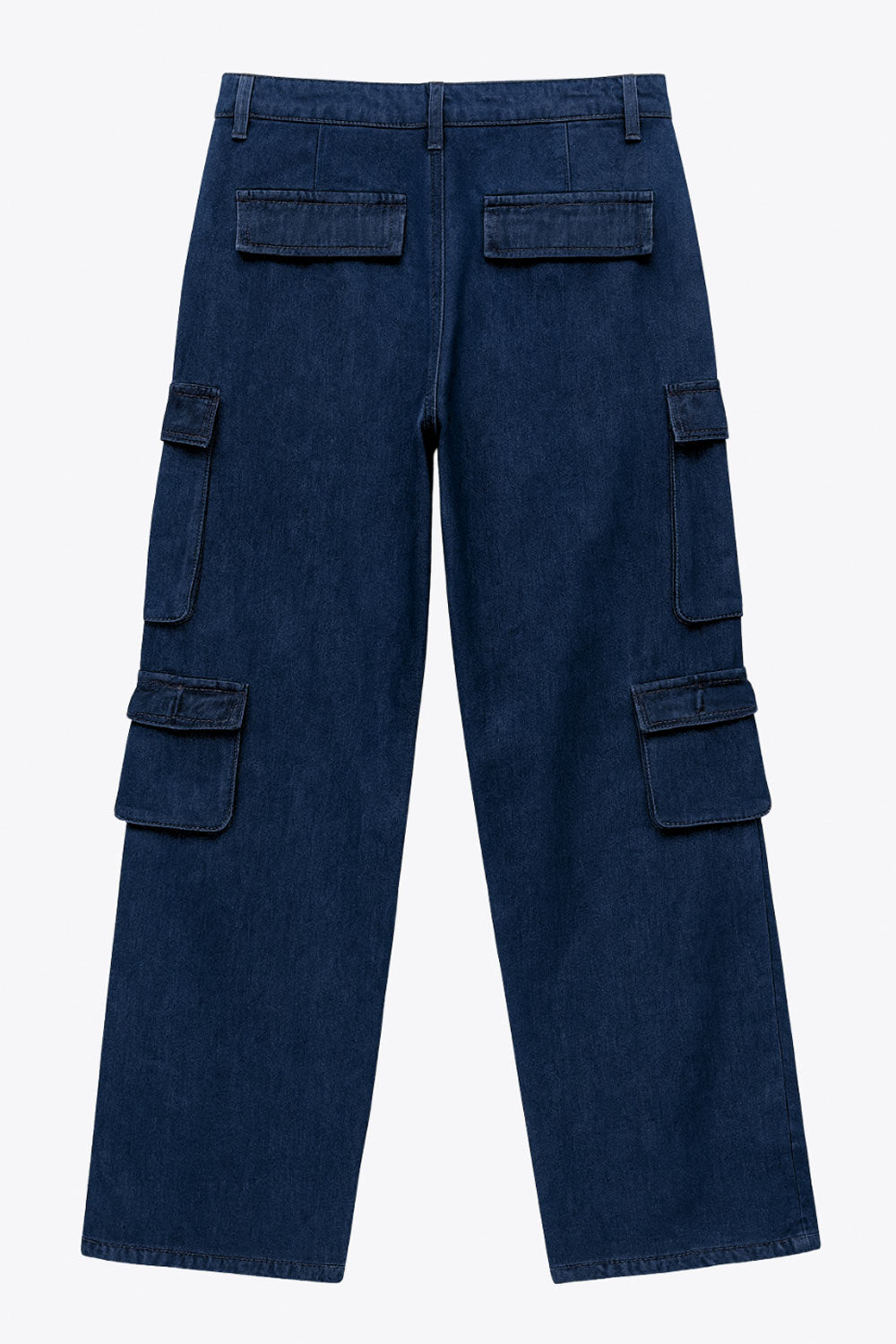 Pantalón de denim multipocket, fit recto, cintura alta con pretina y trabillas, bolsillos delanteros, laterales cargo con cartera y traseros decorativos con cartera. Cierre frontal con cremallera y botón en contraste.