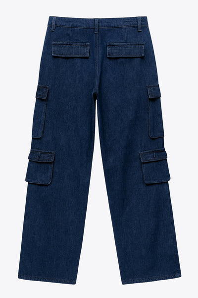 Pantalón de denim multipocket, fit recto, cintura alta con pretina y trabillas, bolsillos delanteros, laterales cargo con cartera y traseros decorativos con cartera. Cierre frontal con cremallera y botón en contraste.