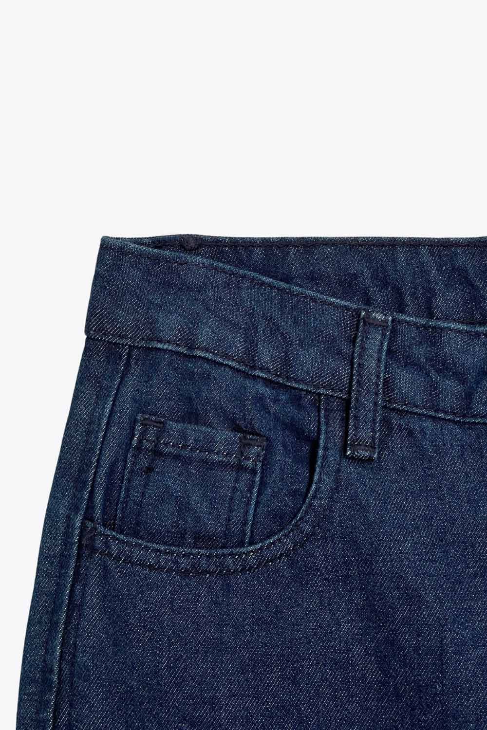 Pantalón de denim multipocket, fit recto, cintura alta con pretina y trabillas, bolsillos delanteros, laterales cargo con cartera y traseros decorativos con cartera. Cierre frontal con cremallera y botón en contraste.