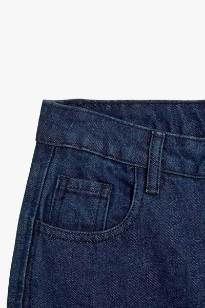 Pantalón de denim multipocket, fit recto, cintura alta con pretina y trabillas, bolsillos delanteros, laterales cargo con cartera y traseros decorativos con cartera. Cierre frontal con cremallera y botón en contraste.