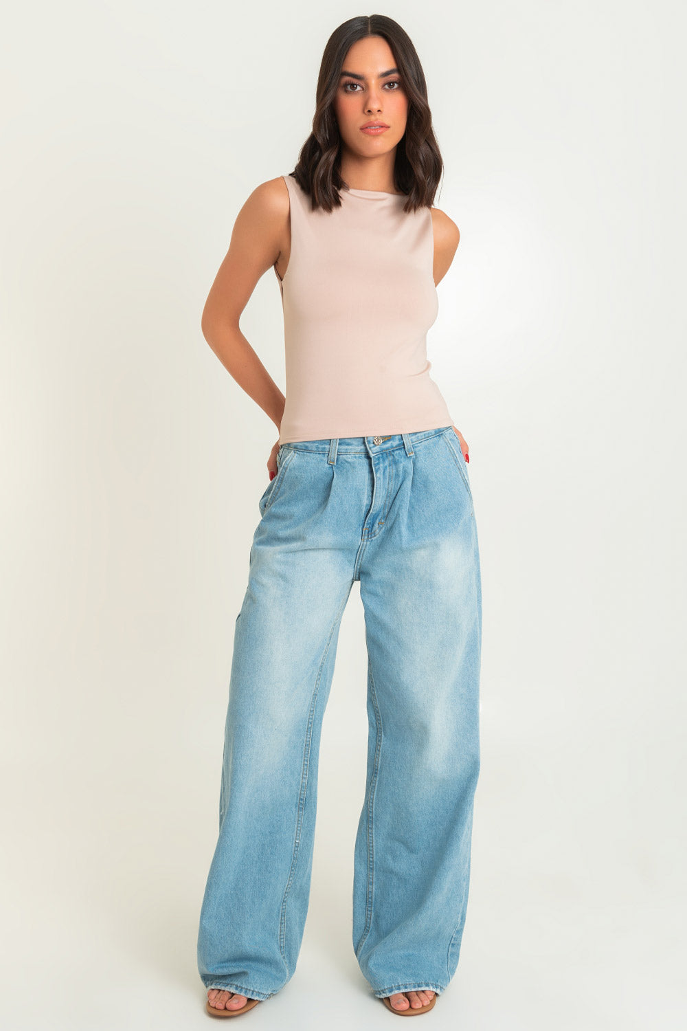 Pantalón de denim, fit wide leg, cintura media con pretina y trabillas, bolsillos delanteros, traseros de parche y pinzas frontales. Cierre frontal con botón y cremallera oculta.