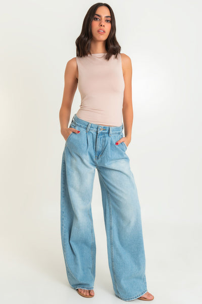 Pantalón de denim, fit wide leg, cintura media con pretina y trabillas, bolsillos delanteros, traseros de parche y pinzas frontales. Cierre frontal con botón y cremallera oculta.