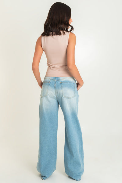 Pantalón de denim, fit wide leg, cintura media con pretina y trabillas, bolsillos delanteros, traseros de parche y pinzas frontales. Cierre frontal con botón y cremallera oculta.