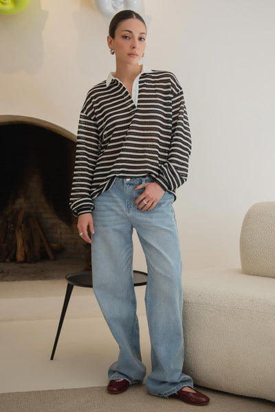 Pantalón de denim, fit wide leg, tiro alto con pretina y trabillas, bolsillos delanteros y traseros de parche. Cierre con botón y cremallera oculta.