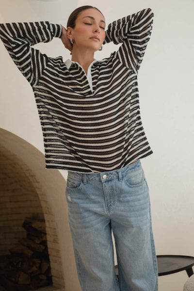 Pantalón de denim, fit wide leg, tiro alto con pretina y trabillas, bolsillos delanteros y traseros de parche. Cierre con botón y cremallera oculta.