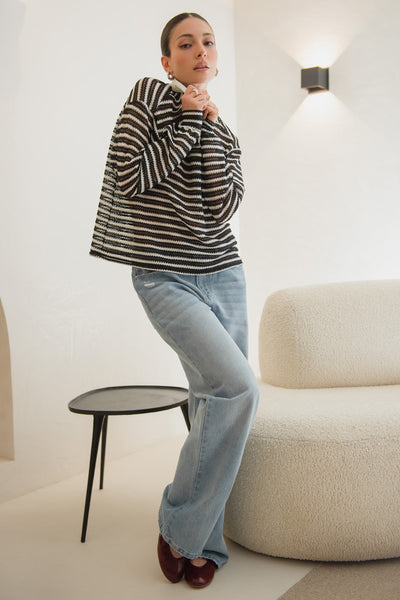 Pantalón de denim, fit wide leg, tiro alto con pretina y trabillas, bolsillos delanteros y traseros de parche. Cierre con botón y cremallera oculta.