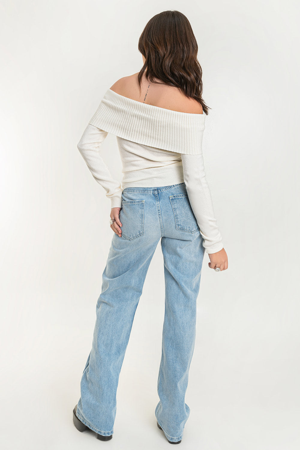 Pantalón de denim, fit wide leg, tiro alto con pretina y trabillas, bolsillos delanteros y traseros de parche. Cierre con botón y cremallera oculta.