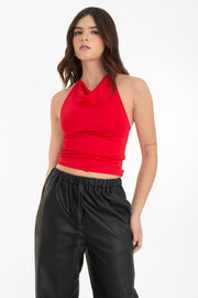 Pantalón de efecto piel, fit recto, bolsillos delanteros, cintura alta con pretina elástica y jareta frontal ajustable.