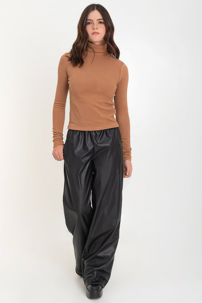 Pantalón de efecto piel, fit wide leg, cintura alta con pretina elástica y bolsillos delanteros.