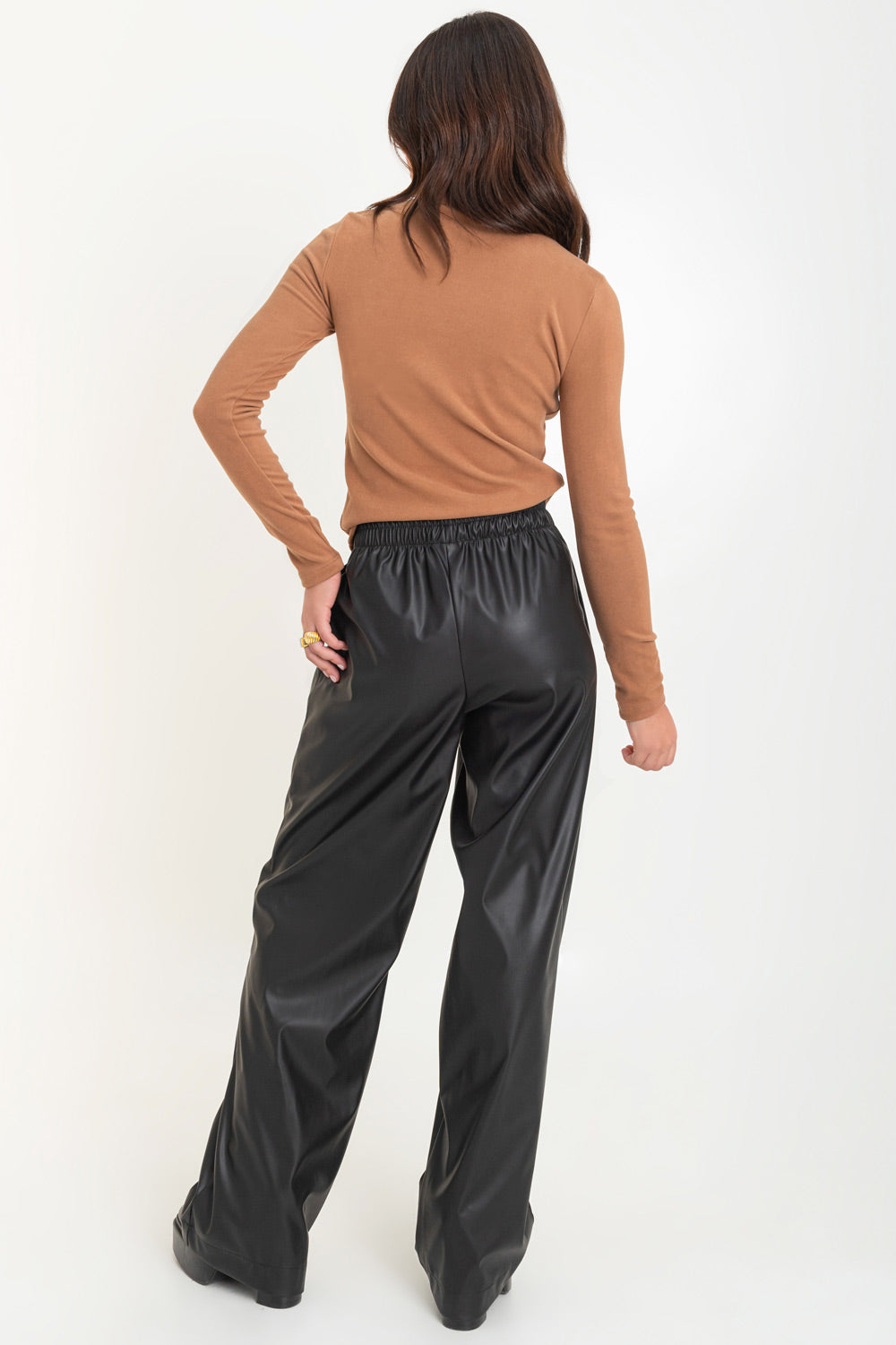 Pantalón de efecto piel, fit wide leg, cintura alta con pretina elástica y bolsillos delanteros.