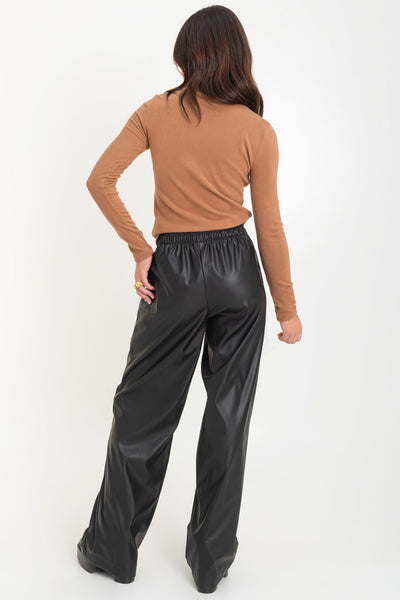 Pantalón de efecto piel, fit wide leg, cintura alta con pretina elástica y bolsillos delanteros.