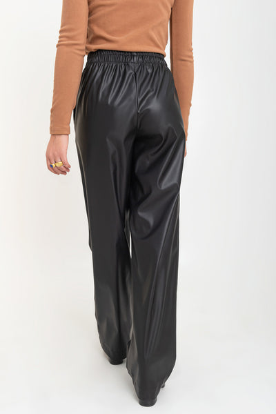 Pantalón de efecto piel, fit wide leg, cintura alta con pretina elástica y bolsillos delanteros.