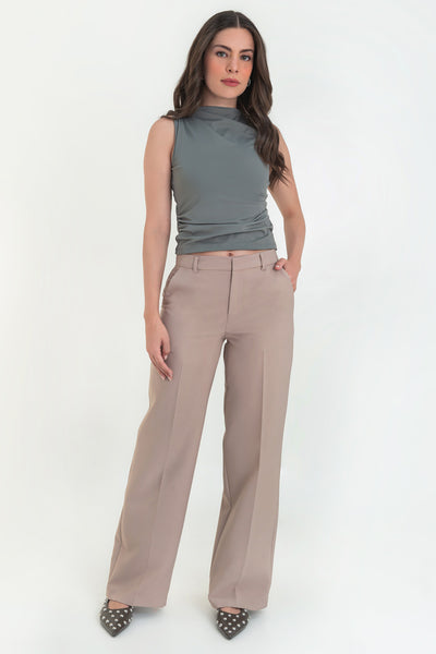 Pantalón de fit recto, cintura media con pretina y trabillas, detalle de raya frontal, bolsillos delanteros y posteriores decorativos con cartera. Cierre frontal con broche y cremallera ocultos.