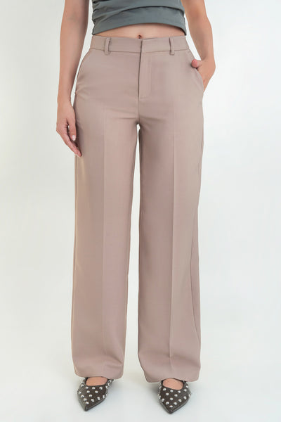 Pantalón de fit recto, cintura media con pretina y trabillas, detalle de raya frontal, bolsillos delanteros y posteriores decorativos con cartera. Cierre frontal con broche y cremallera ocultos.