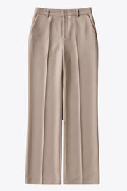 Pantalón de fit recto, cintura media con pretina y trabillas, detalle de raya frontal, bolsillos delanteros y posteriores decorativos con cartera. Cierre frontal con broche y cremallera ocultos.