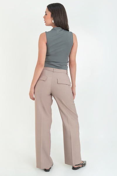 Pantalón de fit recto, cintura media con pretina y trabillas, detalle de raya frontal, bolsillos delanteros y posteriores decorativos con cartera. Cierre frontal con broche y cremallera ocultos.
