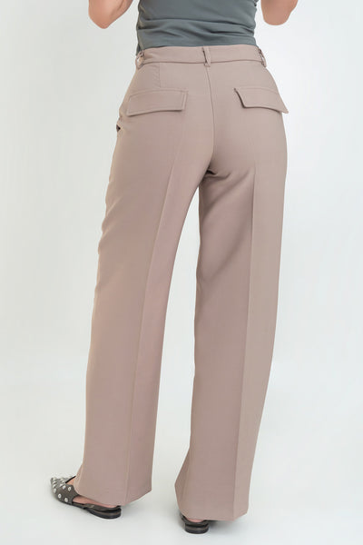 Pantalón de fit recto, cintura media con pretina y trabillas, detalle de raya frontal, bolsillos delanteros y posteriores decorativos con cartera. Cierre frontal con broche y cremallera ocultos.